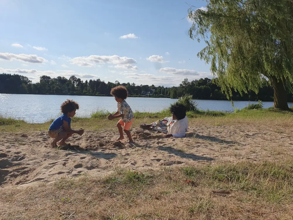 Adao & Siloë jouent sur la plage de l'étang